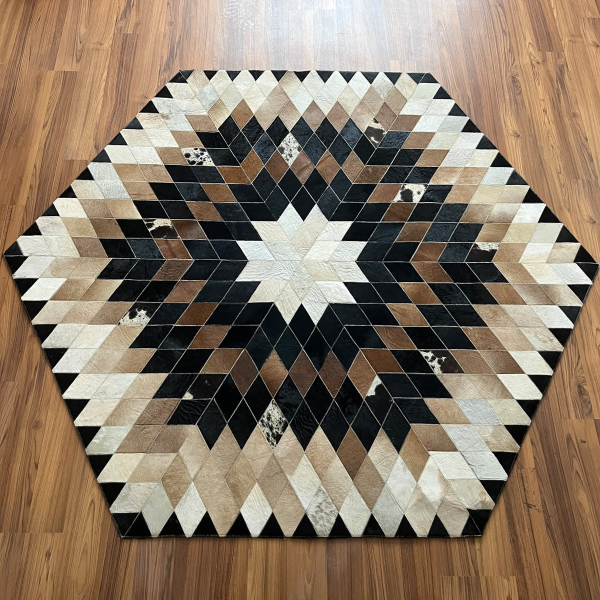 Siyah beyaz patchwork halı, tam üstten görünüm