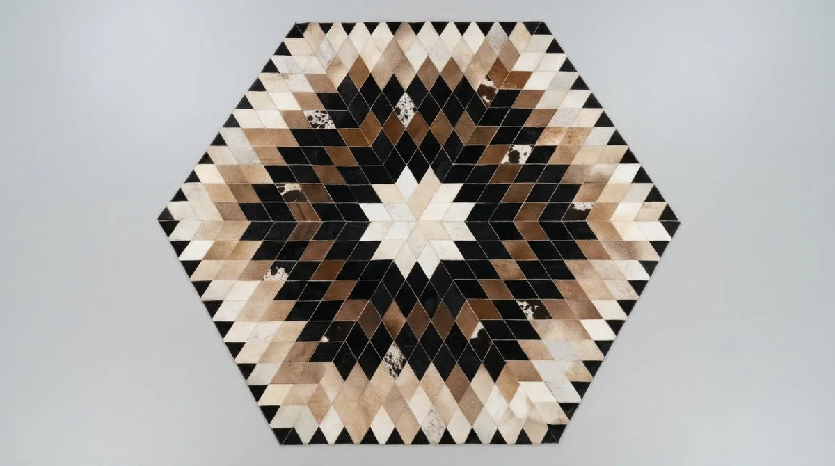 Siyah beyaz patchwork halı, beyaz zemin üzerinde, tam üstten görünüm, postun tamamı görünür