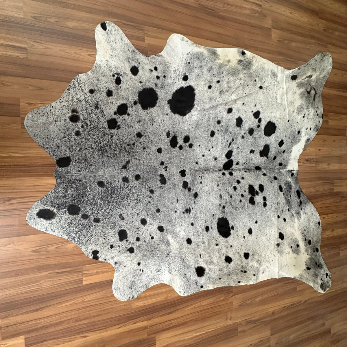 Kuhfell in Grau mit Salt-and-Pepper-Muster, Draufsicht