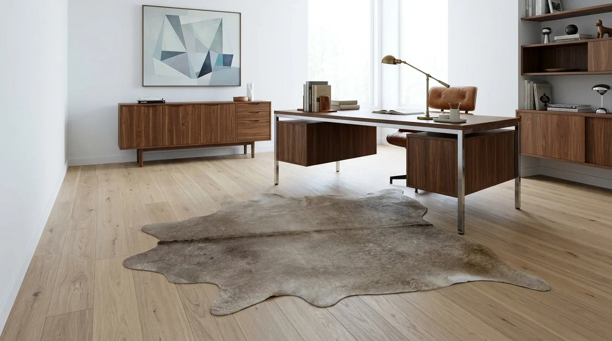 Mid-century modern tarzı çalışma odasında gri dana postu