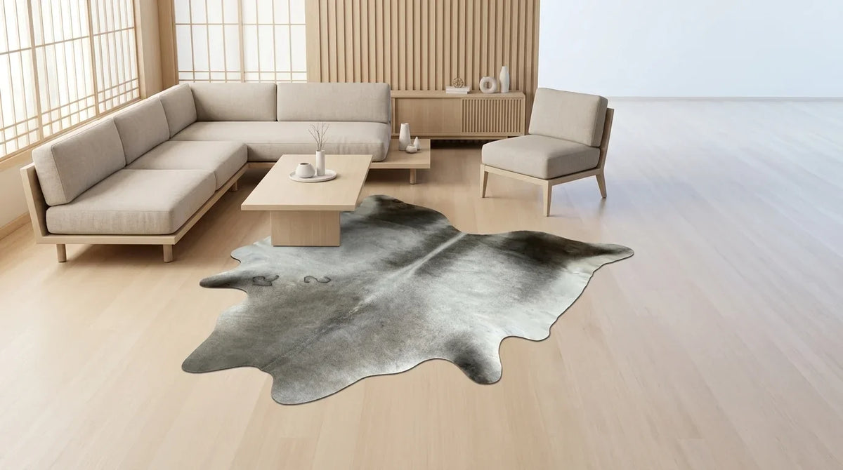 Kuhfell in Grau im Wohnzimmer im minimalistischen Tokio-Stil