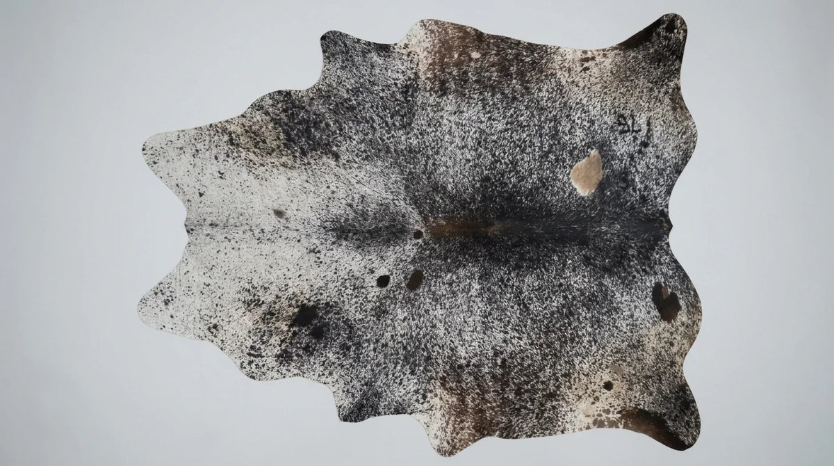 Kuhfell in Grau mit Salt-and-Pepper-Muster, auf weißem Hintergrund, Draufsicht, ganze Fellform sichtbar