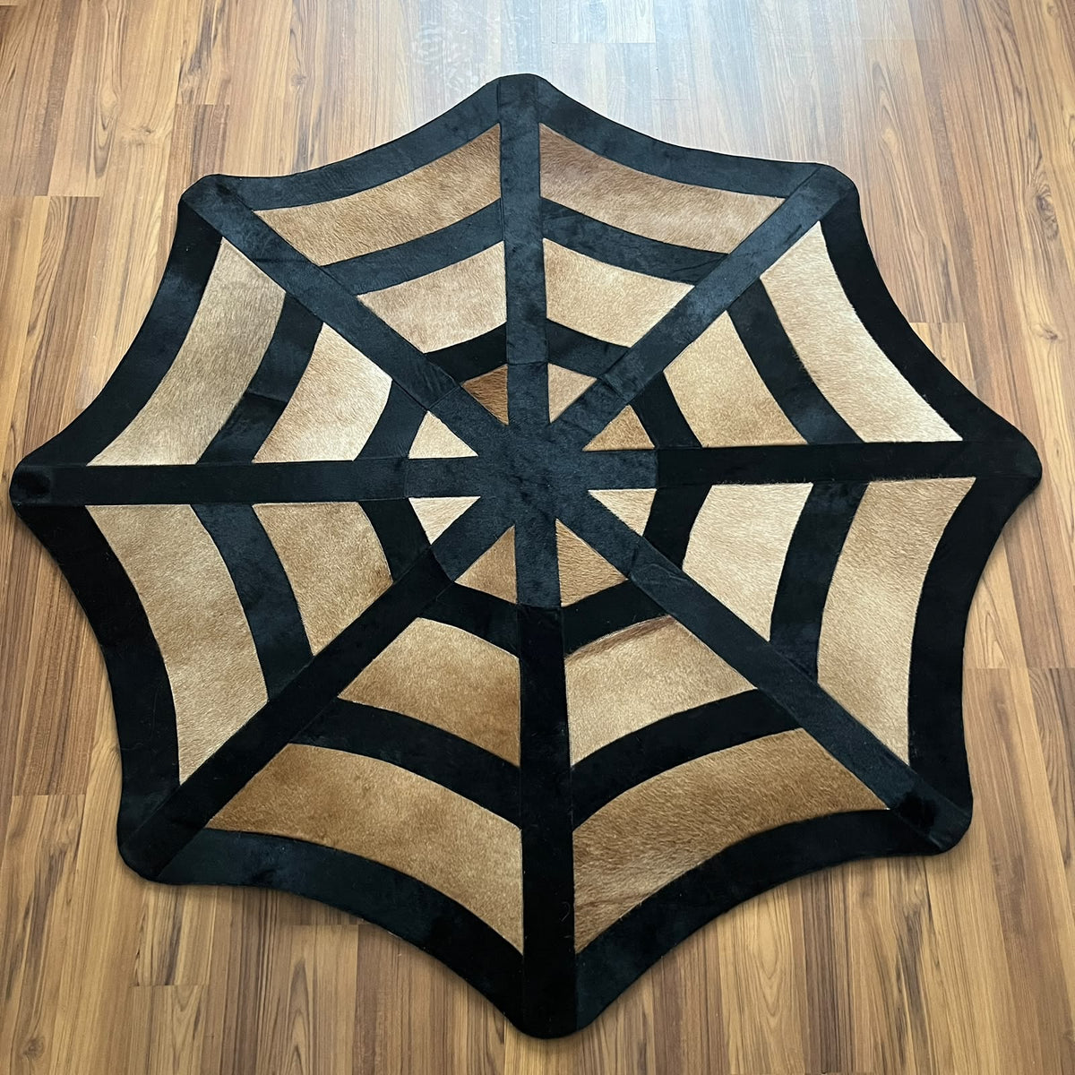 Siyah beyaz patchwork halı, tam üstten görünüm