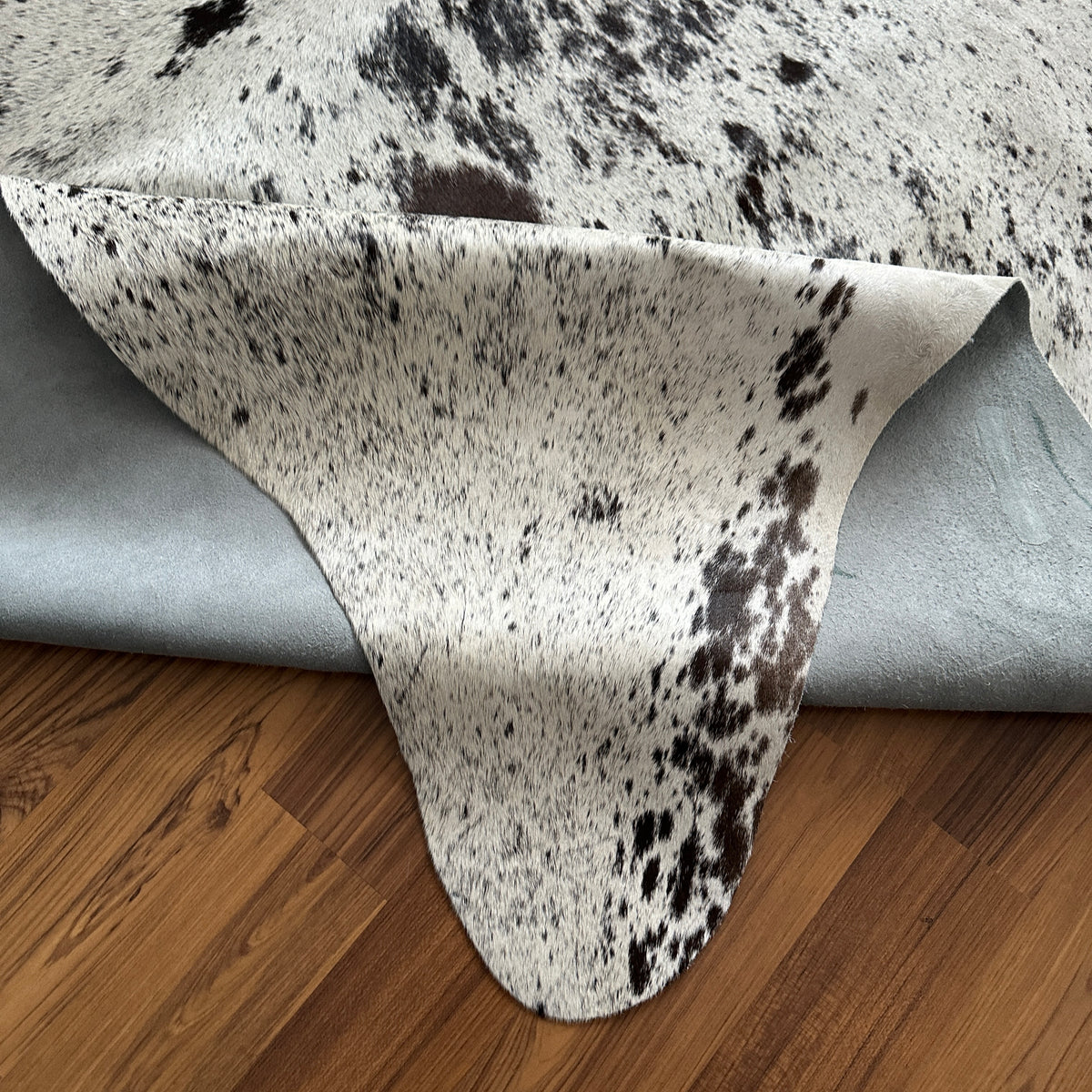 Kuhfell in Grau mit Salt-and-Pepper-Muster, Nahaufnahme der Textur