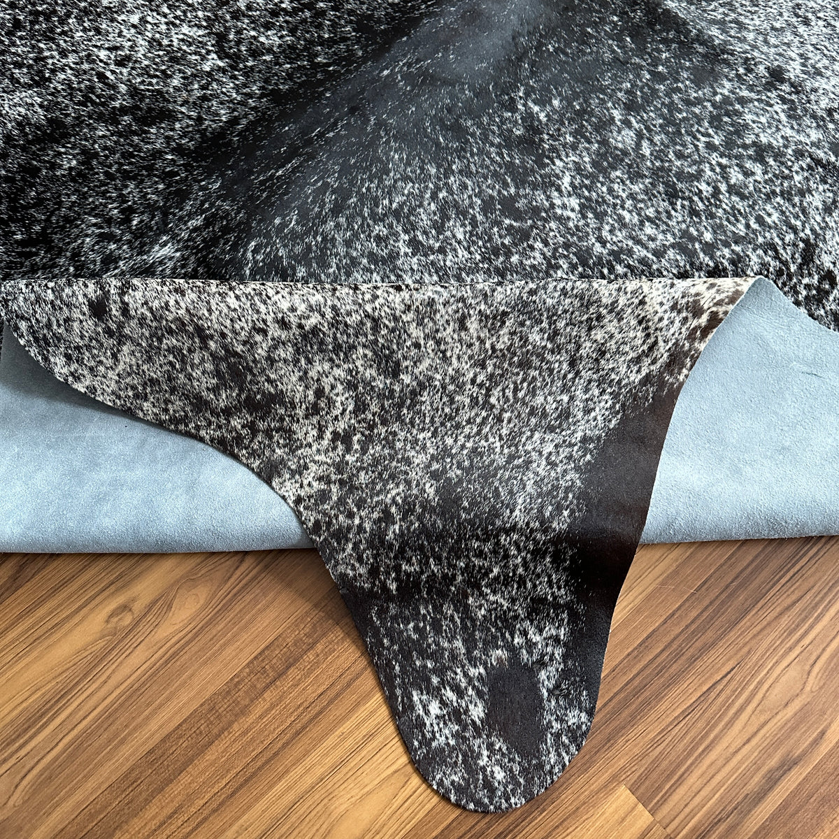 Kuhfell in Grau mit Salt-and-Pepper-Muster, Nahaufnahme der Textur