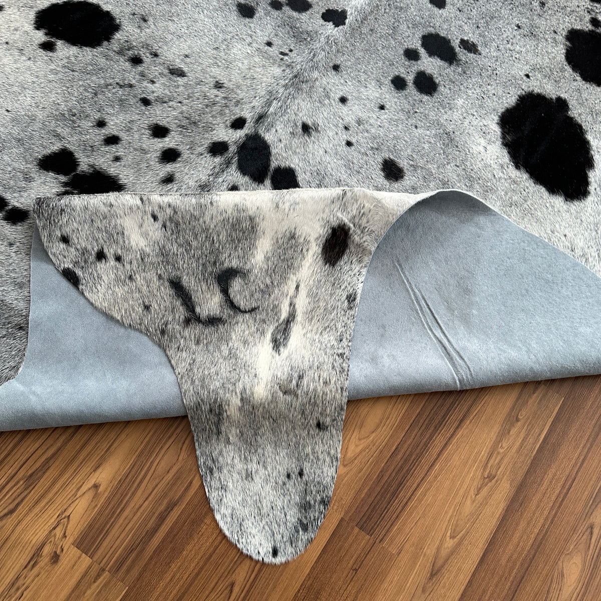 Kuhfell in Grau mit Salt-and-Pepper-Muster, Nahaufnahme der Textur