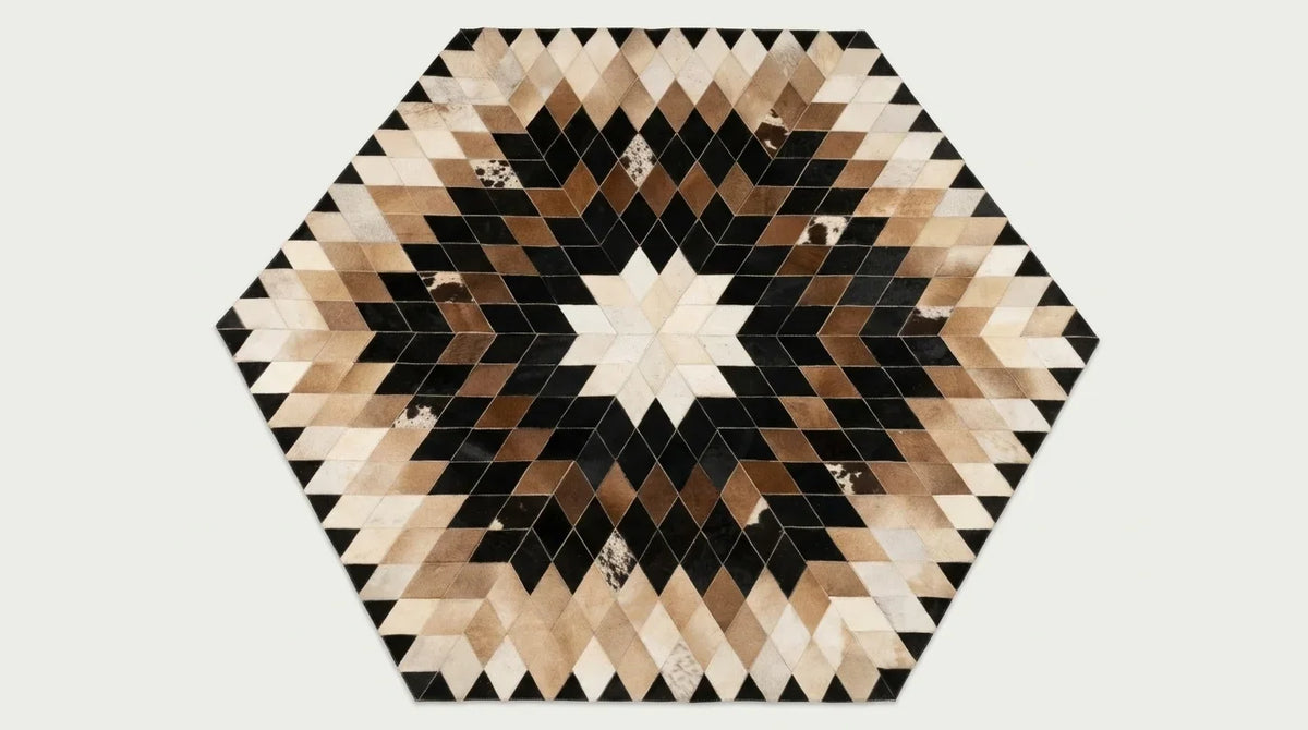 Teppich in Tricolor mit Patchwork, auf weißem Hintergrund, Draufsicht, ganze Fellform sichtbar